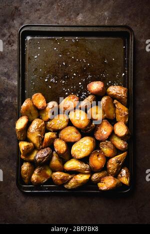 Knusprige Bratkartoffeln auf Backblech Stockfoto