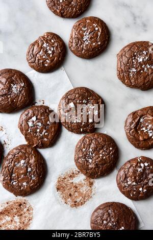 Salzflocken auf Brownie Cookies Stockfoto