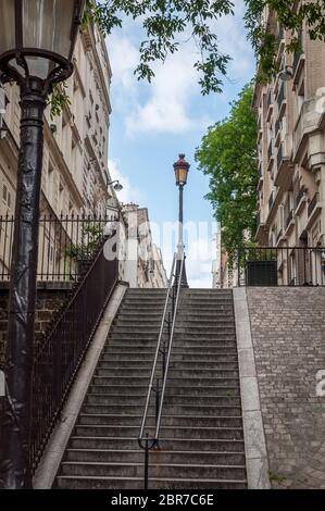 Treppen in den berühmten Straßen von Montmartre in Paris unter einem wunderschönen blauen Sommerhimmel Stockfoto