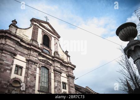 Vor der Kirche in der Universität Freiburg im Breisgau, Deutschland Stockfoto