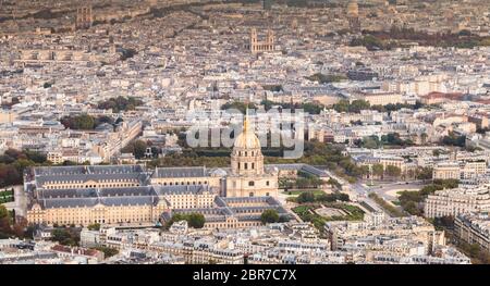Luftbild vom Eiffelturm auf dem Hotel des Invalides, einem Pariser Monument Stockfoto