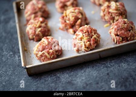 Nahaufnahme von roh gekochten Fleischbällchen Stockfoto