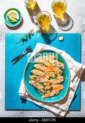 Lateinamerikanisches und italienisches Gericht Crudo de Salmon. Roher Lachs, mariniert in Zitronensaft und Gewürzen. Draufsicht. Stockfoto