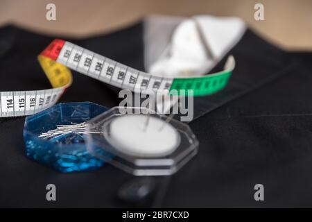 Jackett und Krawatte Detail mit maßgeschneiderten Messgerät und Pins. Konzept der Italienischen Tailoring. Qualität, Stil, in Italien hergestellt. Stockfoto