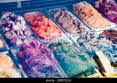 Verschiedene Eissorten auf dem Display im Kühlschrank. Stockfoto