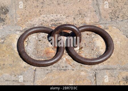 Ringe für die Anlegestelle von Yachten und Schiffen. Befestigung Ankerknoten auf der Pier. Stockfoto