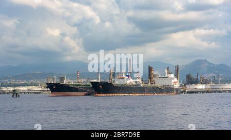 Blick auf grossen Schiffen im Industriegebiet in Milazzo auf Sizilien, Italien Stockfoto