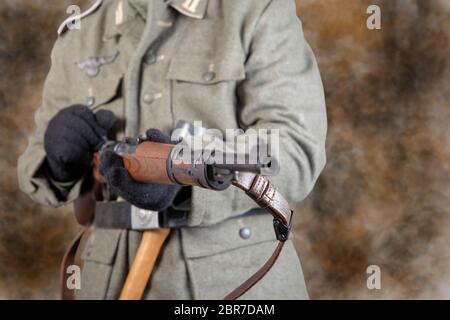 WW II deutsche Soldat mit einem Gewehr und Granate Stockfoto