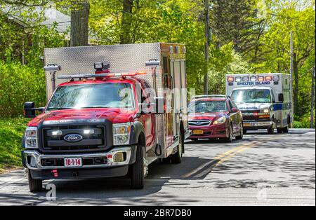 Rettungsfahrzeuge auf einer Shelter Island Straße Stockfoto