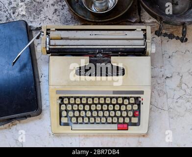 Alte Schreibmaschine. Eine alte technische Druckmaschine Stockfoto