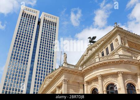 Frankfurt am Main, Deutschland - 19. April 2012: Alte Oper und Wolkenkratzer im Frankfurter Zentrum. Stockfoto