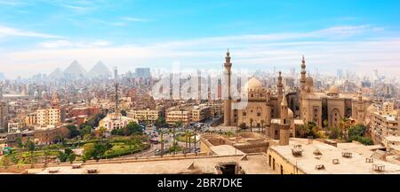 Die Mosque-Madrassa der Sultan Hassan im Panorama von Kairo, Ägypten. Stockfoto