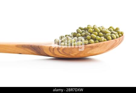 Grüne Mungobohnen in hölzernen Löffel auf weißem Hintergrund. Stockfoto