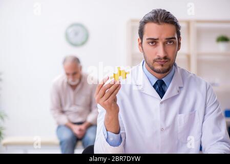 Arzt und Patient, die an der Alzheimer-Krankheit leiden Stockfoto