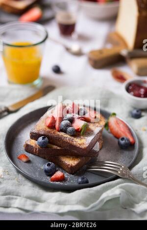 French Toast auf dem Frühstückstisch. Nahaufnahme Stockfoto