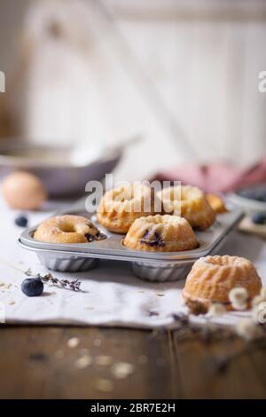 Mini Buntd Kuchen auf dem Tisch Stockfoto