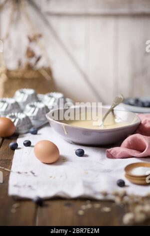 Kuchen Teig auf dem Tisch Stockfoto