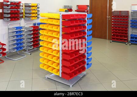 Universal Storage Veranstalter Rack mit Kunststoff Behälter und Kästen Stockfoto