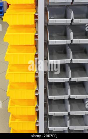 Kleinteilelager Veranstalter Turm Kunststoffschalen Stockfoto