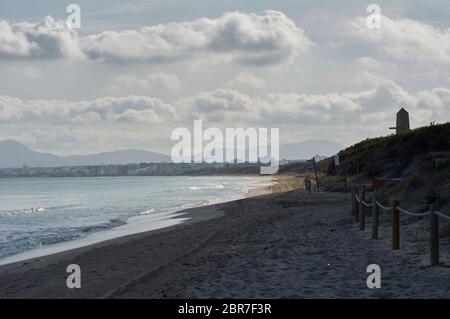 Blick auf die Küste, Meer und Berge, Colonia de Sant Pere und Cap Farrutx. Aussichtspunkt von Sa Canova playa Virgin, Mallorca, Balearen Islane Stockfoto