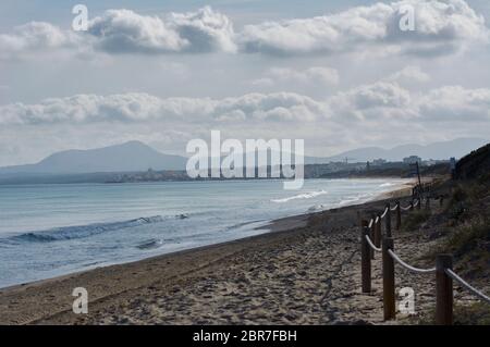 Blick auf die Küste, Meer und Berge, Colonia de Sant Pere und Cap Farrutx. Aussichtspunkt von Sa Canova playa Virgin, Mallorca, Balearen Islane Stockfoto