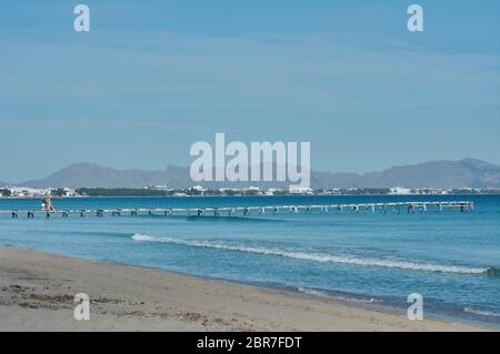 Blick auf die Küste, Meer und Berge, Colonia de Sant Pere und Cap Farrutx. Aussichtspunkt von Sa Canova playa Virgin, Mallorca, Balearen Islane Stockfoto