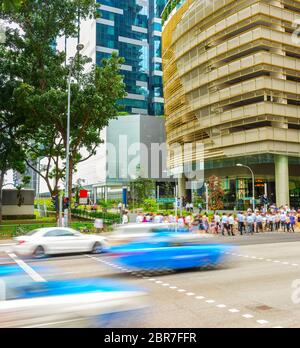 Rush Hour in Singapore Downtown Core, Masse von Geschäft Leute an der Kreuzung, Auto Verkehr auf der Straße, der modernen Architektur Stadtbild Stockfoto