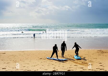 Surfen lernen, Surfkurs am Strand. Portugal Stockfoto