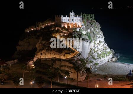 Heiligtum der Santa Maria Island bei Nacht in Tropea, Kalabrien, Italien Stockfoto