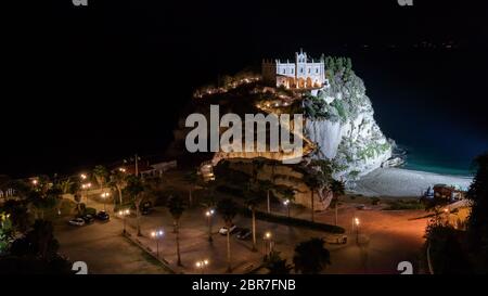Heiligtum der Santa Maria Island bei Nacht in Tropea, Kalabrien, Italien Stockfoto