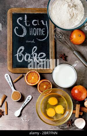 Zutaten zum Backen. Bleib zu Hause Quarantäne Isolation Zeitraum Konzept. Vintage Kreidetafel mit handgeschriebener Kreideschrift bleiben zu Hause und backen. Grau t Stockfoto