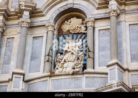 Statue der heiligen Agata von Sizilien auf der Fassade der Kathedrale von Catania Stockfoto