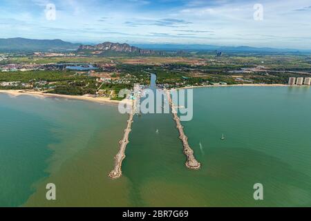 Luftbild von Cha-am Pier in Phetchaburi Provinz, Thailand zeigt viele Fischerboote am Hafen geparkt, die Vorbereitung zu gehen Fisch im Blauen zu fangen Stockfoto