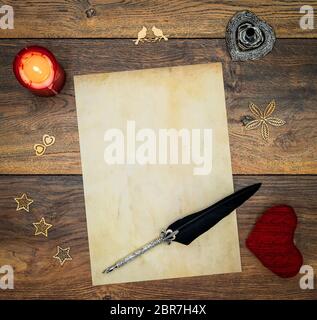 Antike blanke Vorlösung, rot beleuchtete Kerze, rotes Kuschelherz, Holzdekorationen, detailreiche silberne Kiel-Ständer in Form von hart, Silber und BL verziert Stockfoto