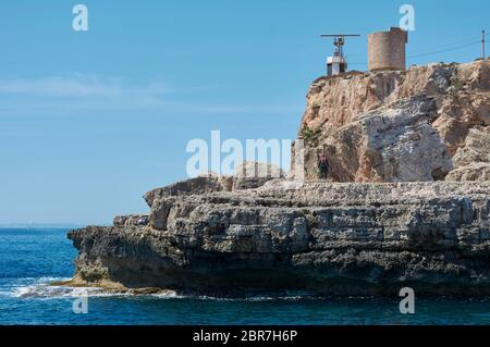 Cala Figuera - schöne Küste und Blick auf den alten Leuchtturm in Cala Figuera, Mallorca, Spanien Stockfoto