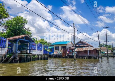 Traditionelle alte Häuser auf Khlong, Bangkok, Thailand Stockfoto