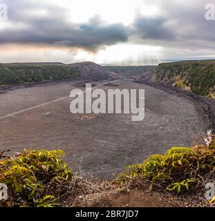 Der Kraterboden des Kilauea Iki Kraters und Pu'U PUA'i (Gushing Hill) mit dem dampfenden Kilauea Krater in der Ferne, April 2017, wie vom I aus gesehen Stockfoto