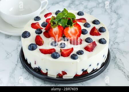 Beerendessert mit Heidelbeeren und Erdbeeren auf der Basis von Joghurt auf einer Metallschale Stockfoto
