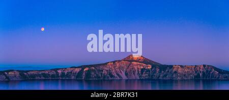 Panoramablick in der Dämmerung im Crater Lake National Park, Oregon, usa. Stockfoto