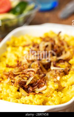 Schwäbische kaesspaetzle auf Holz Stockfoto