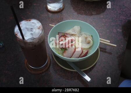 Ei Nudeln mit roter Schweinebraten, Thai Food Lunch Menü eingestellt Stockfoto