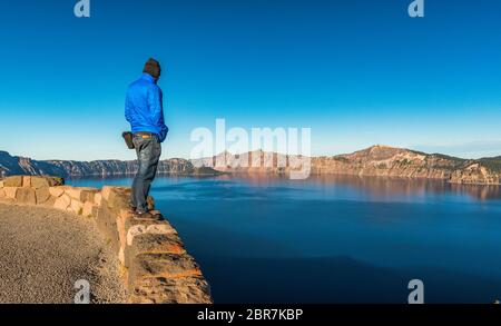 Landschaftlich schöner Blick auf einen Mann über den Blick auf den Crater Lake National Park, Oregon, usa. Stockfoto