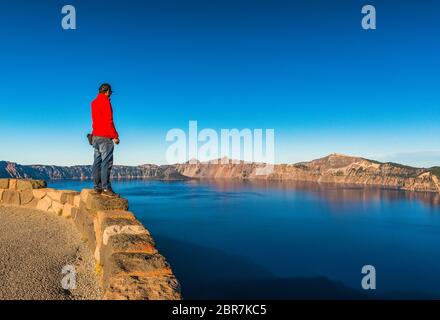 Landschaftlich schöner Blick auf einen Mann über den Blick auf den Crater Lake National Park, Oregon, usa. Stockfoto