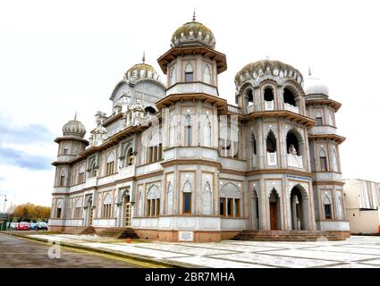 Bedford, Großbritannien. Mai 2020. Ein Blick auf den Guru Nanak Gurdwara Sikh Tempel, eine Sikh Bildungswohlfahrt vor 500 Jahren gegründet. GNGB dient der großen Gemeinde Sikhs in Bedford und den umliegenden Städten. Wie alle religiösen Gebäude und Kultstätten in Großbritannien sind auch Kirchen, Synagogen, Moscheen usw. aufgrund der Coronavirus-Pandemie Covid-19 geschlossen. Die britische Regierung arbeitet derzeit an einer stufenweisen und sicheren Wiedereröffnungsstrategie. Kredit: Keith Mayhew/SOPA Images/ZUMA Wire/Alamy Live News Stockfoto