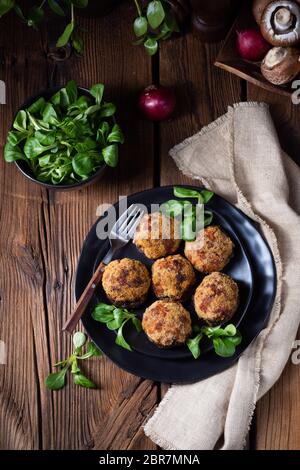 Gefüllt mit Hackfleisch und gebackene Champignons Stockfoto