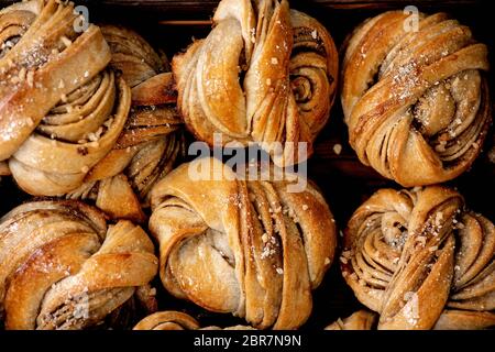 Nahaufnahme von traditionellen schwedischen Kardamom süßen Brötchen Kanelbulle. Flaches Lay, Lebensmittel Hintergrund Stockfoto