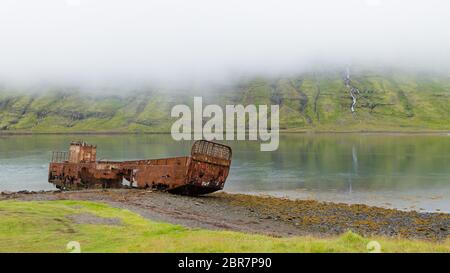 Wrack von Mjoifjordur Fjord im Osten Islands. Isländische anzeigen Stockfoto