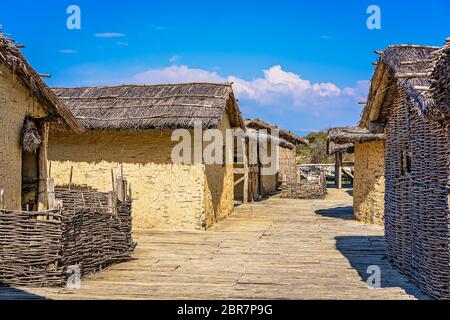 Rekonstruierte alte traditionelle Hütten in der Bucht von den Knochen, Museum auf Wasser, authentische Rekonstruktion der Haufen Wohnung Siedlung, Ohrid, Republi Stockfoto