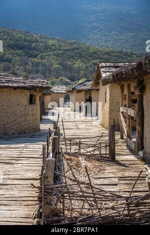 Rekonstruierte alte traditionelle Hütten in der Bucht von den Knochen, Museum auf Wasser, authentische Rekonstruktion der Haufen Wohnung Siedlung, Ohrid, Republi Stockfoto