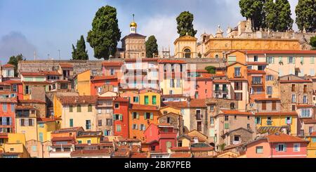 Bunte gemütliche Häuser und alten Friedhof von Menton auf der Spitze des Colla Rogna Hügel über der Altstadt, Menton, perle de la France, Französisch Riviera, Fra Stockfoto